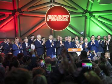 Budapest, 2026. április 12.A Miniszterelnöki Kommunikációs Fõosztály által közreadott képen Orbán Viktor miniszterelnök, a Fidesz elnöke (k) beszédet mond a Fidesz-KDNP eredményváró rendezvényén az országgyûlési választást követõen a Bálna Honvédelmi Központban 2026. április 12-én.MTI/Miniszterelnöki Kommunikációs Fõosztály/Kaiser Ákos