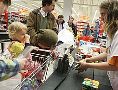 Ez bizony megszorítás - százmilliárdokkal nő a háztartások adóterhelése