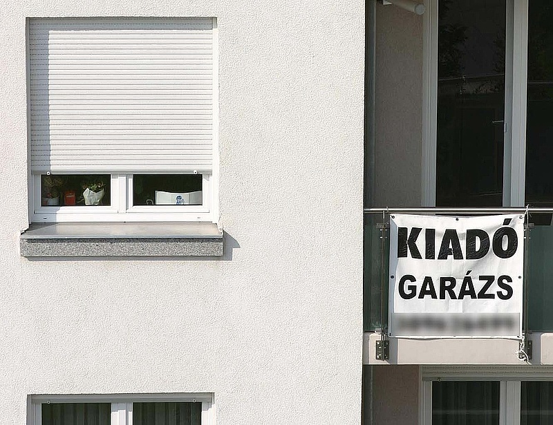 Ezért is nehéz a parkolás Budapesten - fél áron sem kelnek el a garázsok