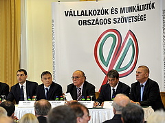 Ezt ajánlja Demján a kormánynak: szektoradók helyett kötvényt