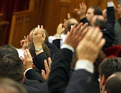 Átment az Alaptörvény-módosítás - Aggódik Barroso és az Európa Tanács is
