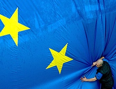 Figyelmezteti és dicséri Magyarországot az EU