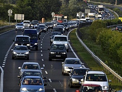 Elhalasztják a sávszűkítéssel járó munkát az M7-esen