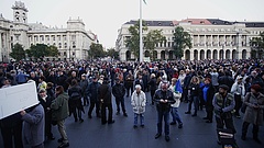 Tüntetnek a Népszabadság mellett
