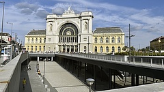 Láthatatlan erő taszítja a boltosokat a Keleti pályaudvarnál