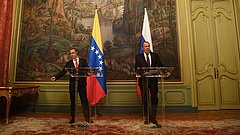 Oroszország magyarázkodik, miért küldött katonai gépet Venezuelába