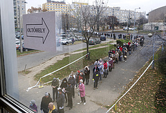 Több helyen sorban állással indult az oltási akcióhét