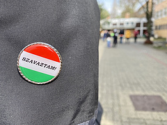 Kihallatszott a szavazófülkéből, ahogy rávezetnek valakit, kire kell szavaznia