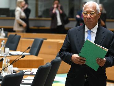 António Costa, az Európai Tanács elnöke a brüsszeli EU-csúcstalálkozó kerekasztalához érkezik mappákkal a kezében
