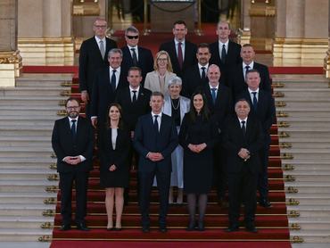 Budapest, 2026. május 12.A Tisza-kormány minisztereinek csoportképe eskütételük után az Országház főlépcsőjén 2026. május 12-én. Elöl Kármán András pénzügyminiszter, Lőrincz Viktória vidék- és településfejlesztési miniszter, Magyar Péter miniszterelnök, Orbán Anita miniszterelnök-helyettes, külügyminiszter és Gajdos László élő környezetért felelős miniszter, a második sorban Ruff Bálint, a Miniszterelnökséget vezető miniszter, Lannert Judit oktatási és gyermekügyi miniszter, Tanács Zoltán tudományos és technológiai miniszter és Pósfai Gábor belügyminiszter, a harmadik sorban Kapitány István gazdasági és energetikai miniszter, Görög Márta igazságügyi miniszter, Bóna Szabolcs agrár- és élelmiszergazdasági miniszter és Ruszin-Szendi Romulusz honvédelmi miniszter, a hátsó sorban Tarr Zoltán társadalmi kapcsolatokért és kultúráért felelős miniszter, Kátai-Németh Vilmos szociális- és családügyi miniszter, Vitézy Dávid közlekedési és beruházási miniszter és Hegedűs Zsolt egészségügyi miniszter (b-j).MTI/Illyés Tibor
