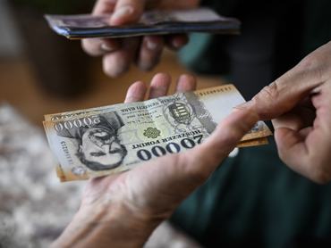 Nyugdíjas készpénzt vesz át a postástól