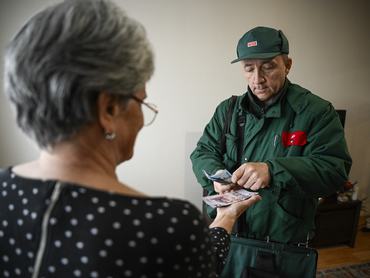 Budapest, 2026. február 6.A februári, a 13. havi és a 14 havi nyugdíj elsõ negyedét kézbesíti a postás egy nyugdíjasnak a fõvárosban 2026. február 6-án. A Magyar Posta megkezdte kézbesíteni a februári dupla nyugdíjat és a 14. havi elsõ negyedét; a nyugdíjak és nyugdíjszerû ellátások csaknem 34 százalékát ma is készpénzben, postai kézbesítéssel fizetik ki közel 800 ezer érintettnek.MTI/Bodnár Boglárka
