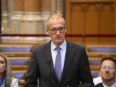 Budapest, 2026. június 1.Tarr Zoltán társadalmi kapcsolatokért és kultúráért felelõs miniszter interpellációra válaszol az Országgyûlés plenáris ülésén az Országházban 2026. június 1-jén.MTI/Bodnár Boglárka