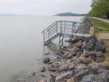 Balatonfenyves, 2026. május 7.Bejáró a balatonfenyvesi szabadstrandnál az alacsony vízállásnál 2026. május 7-én.MTI/Katona Tibor
