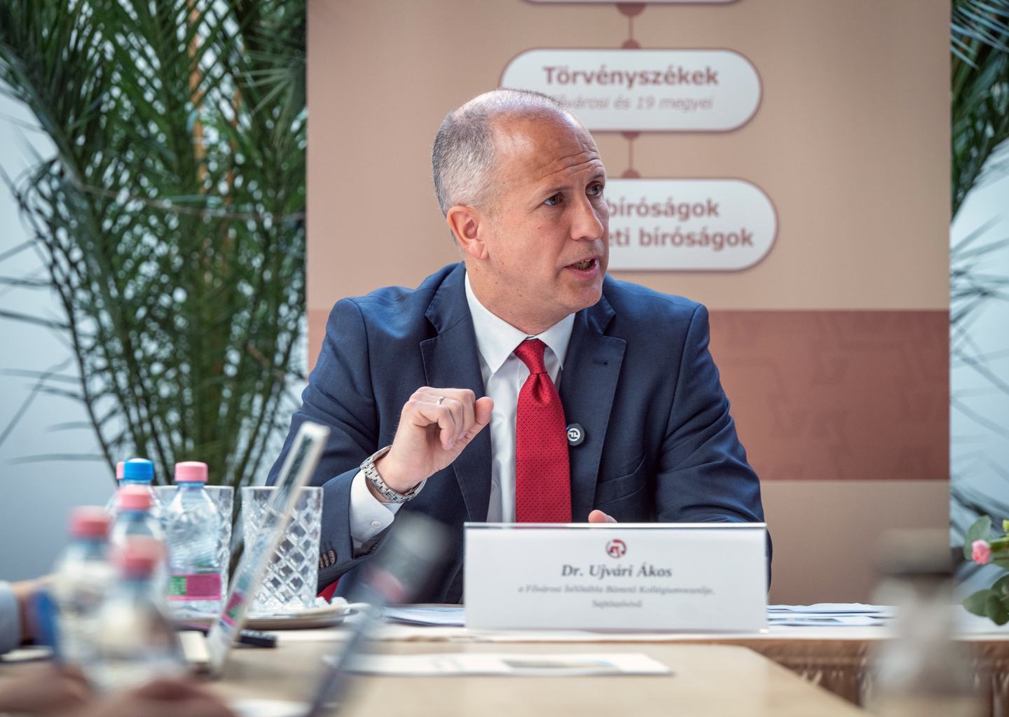 Ujvári Ákos beszél a Fővárosi ítélőtábla sajtótájékoztatóján