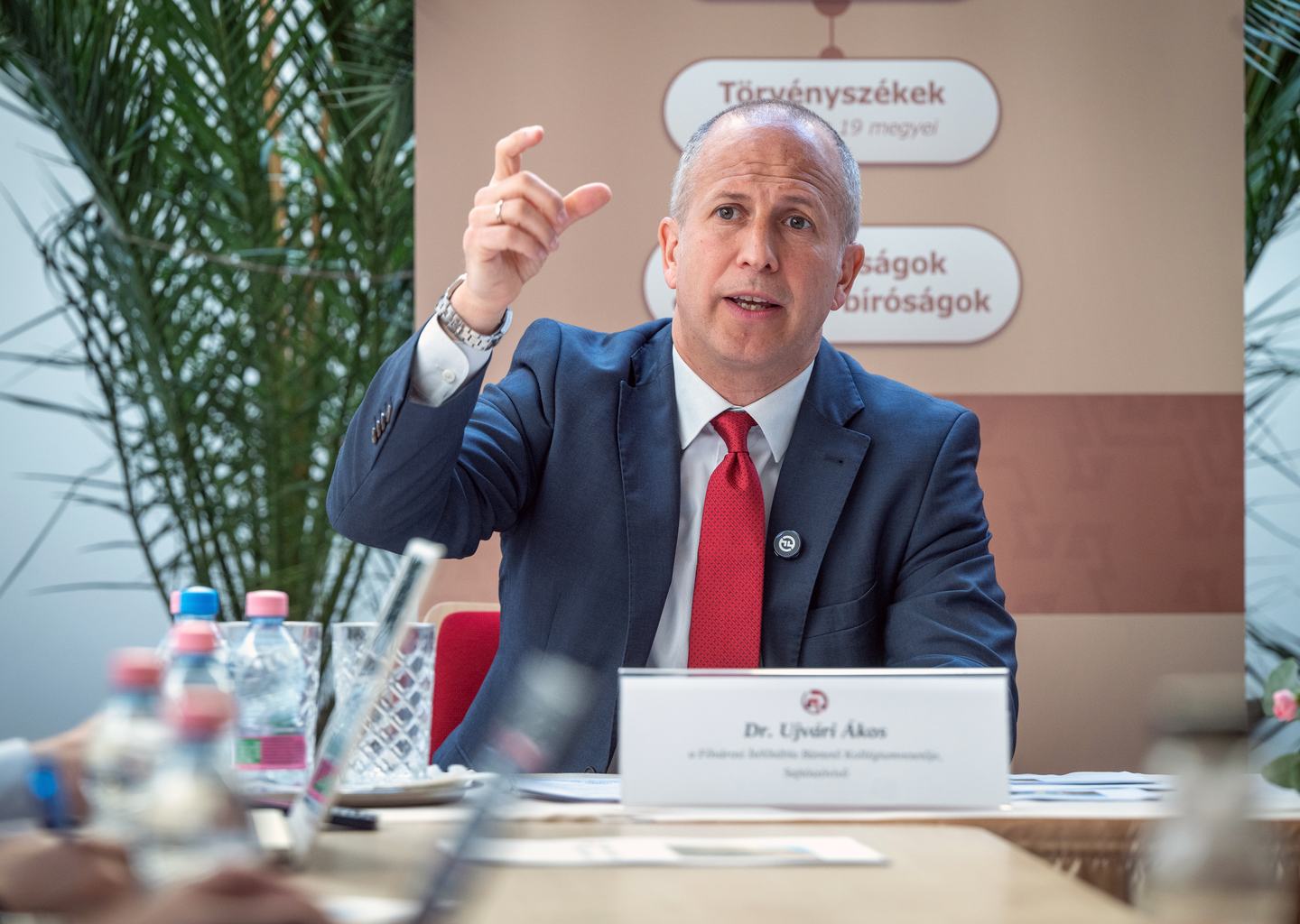 Ujvári Ákos beszél a Fővárosi ítélőtábla sajtótájékoztatóján