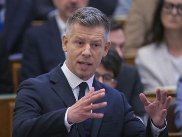 Budapest, 2026. június 23.Magyar Péter miniszterelnök napirend elõtti felszólalásra reagál az Országgyûlés rendkívüli ülésén 2026. június 23-án.MTI/Szigetváry Zsolt