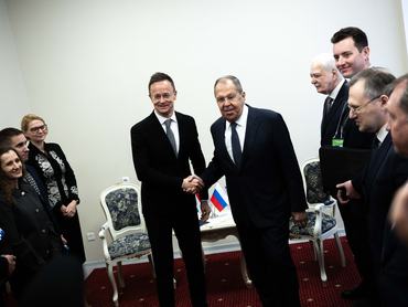 Minszk, 2025. október 28.A Külgazdasági és Külügyminisztérium (KKM) által közreadott képen Szijjártó Péter külgazdasági és külügyminiszter és Szergej Lavrov orosz külügyminiszter (középen, b-j) találkozója Minszkben 2025. október 28-án.MTI/KKM/-