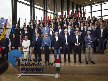 Budapest, 2026. március 23.A Miniszterelnöki Kommunikációs Fõosztály által közreadott képen Orbán Viktor miniszterelnök (elsõ sor, b4) az 1. Patrióta Nagygyûlésen, a Polgári Magyarországért Alapítvány rendezvényén a Millenárison 2026. március 23-án. Mellette Petr Macinka cseh külügyminiszter (b), Maka Bochorishvili georgiai külügyminiszter (b2), Gál Kinga, a Patrióták Európáért európai parlamenti képviselõcsoport elsõ alelnöke (b3), Marine le Pen, a francia Nemzeti Tömörülés parlamenti frakcióvezetõje (j5), Santiago Abascal, a spanyol VOX párt elnöke (j4), Geert Wilders, a holland Szabadságpárt (PVV) vezetõje (j3), Matteo Salvini, a kormányzó olasz Liga párt elnöke, miniszterelnök-helyettes (j2), Tom Van Grieken, a Flamand Érdek (Vlaams Belang) belga jobboldali párt elnöke (j).MTI/Miniszterelnöki Kommunikációs Fõosztály/Kaiser Ákos