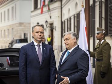 Orbán Viktor miniszterelnök és Karol Nawrocki lengyel elnök a Karmelita kolostornál 2026. március 23-án