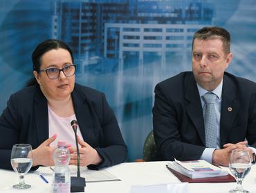 Budapest, 2026. május 29.Vokó Annamária, a Központi Nyomozó Fõügyészség megbízott osztályvezetõ ügyésze, a nyomozócsoport vezetõje és Fürcht Pál, a Központi Nyomozó Fõügyészség fõügyésze az MNB ügyében folytatott nyomozásról tartott sajtóbeszélgetésen az ORFK Rendõrségi Igazgatási Központban 2026. május 29-én. Az Állami Számvevõszék korábbi jelentései alapján két szálon folyik a nyomozás a Magyar Nemzeti Bank (MNB) ügyében 2025 április óta: az egyik a jegybanki alapítványok és az MNB épületének felújításával összefüggõ hûtlen kezelés, a másik pénzmosás gyanúja miatt.MTI/Bruzák Noémi