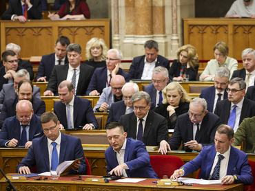 Budapest, 2025. április 14.Szavaznak a képviselõk az Országgyûlés plenáris ülésén 2024. április 14-én. Elöl Gulyás Gergely, a Miniszterelnökséget vezetõ miniszter, Rogán Antal, a Miniszterelnöki Kabinetirodát vezetõ miniszter és Tuzson Bence igazságügyi miniszter (b-j).MTI/Hegedüs Róbert