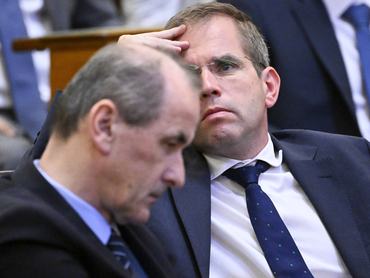 Budapest, 2026. május 26.Ruff Bálint, a Miniszterelnökséget vezetõ miniszter az Országgyûlés plenáris ülésén az Országházban 2026. május 26-án. Az elõtérben Hegedûs Zsolt egészségügyi miniszter.MTI/Hegedüs Róbert