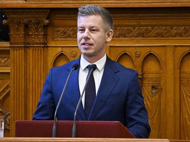 Magyar Péter miniszterelnök napirend előtt szólal fel az Országgyűlés rendkívüli ülésén 2026. június 30-án.