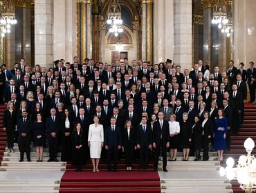 Budapest, 2026. május 9.A Tisza-frakció tagjainak csoportképe az új Országgyûlés alakuló ülése után az Országház fõlépcsõjén 2026. május 9-én. Elöl középen Magyar Péter miniszterelnök, a párt elnöke, mellette balról Forsthoffer Ágnes, az Országgyûlés elnöke, jobbról Bujdosó Andrea frakcióvezetõ.MTI/Illyés Tibor