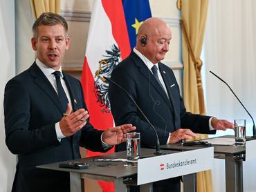 Bécs, 2026. május 21.
Magyar Péter miniszterelnök (b) és Christian Stocker osztrák kancellár sajtótájékoztatót tart tárgyalásuk után Bécsben 2026. május 21-én.
MTI/Illyés Tibor