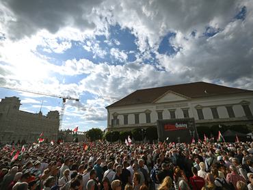 Budapest, 2026. július 9.Az alaptörvény tervezett módosítása ellen demonstrálnak a Fidesz és a KDNP tüntetésének résztvevõi a Sándor-palota elõtt 2026. július 9-én.MTI/Illyés Tibor