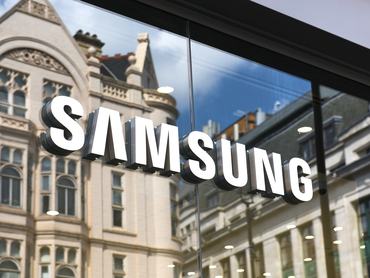 A Samsung logója egy londoni üzlet homlokzatán