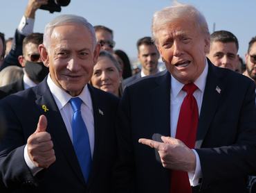 Benjámin Netanjahu és Donald Trump áll egymás mellett, Donald Trump Benjámin Netanjahura mutat