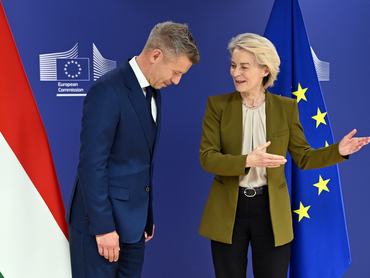 Magyar Péter megválasztott magyar miniszterelnök Ursula von der Leyennel, az Európai Bizottság elnökével Brüsszelben 2026. április 29-én.