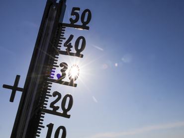 21 June 2026, Baden-Württemberg, Riedlingen: The sun is shining behind a thermometer (illustration). Temperatures are forecast to exceed 30 degrees on Sunday. Photo: Thomas Warnack/dpa (Photo by Thomas Warnack/picture alliance via Getty Images)