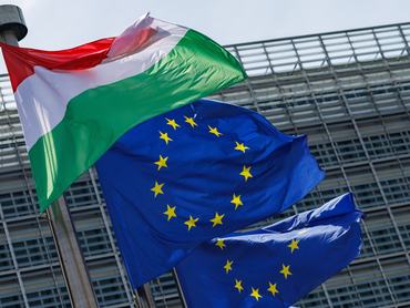 A magyar lobogó az Európai Unió zászlói mellett az Európai Bizottság brüsszeli székházánál