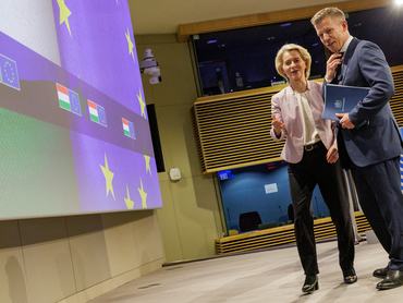 Brüsszel, 2026. május 29.Magyar Péter miniszterelnök (j) és Ursula von der Leyen, az Európai Bizottság elnöke a bizottság brüsszeli székházában tartott sajtótájékoztatójuk végén 2026. május 29-én.MTI/EPA/Olivier Matthys