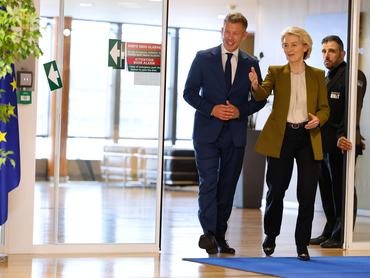 Brüsszel, 2026. április 29.Magyar Pétert, a Tisza Párt elnökét, Magyarország leendõ miniszterelnökét (b) fogadja Ursula von der Leyen, az Európai Bizottság elnöke (k) Brüsszelben 2026. április 29-én.MTI/AP pool/Geert Vanden Wijngaert