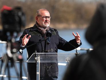 Békésszentandrás, 2026. február 26.
Lantos Csaba energiaügyi miniszter a Félhalmi-holtág tározási célú fejlesztéséről szóló projektindító sajtótájékoztatón a békésszentandrási duzzasztónál 2026. február 26-án.
MTI/Lehoczky Péter