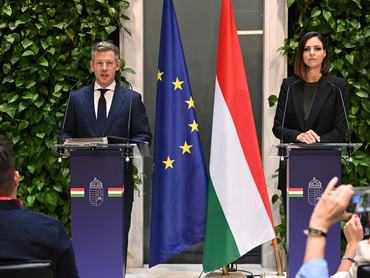 Budapest, 2026. június 13.Magyar Péter miniszterelnök rendkívüli sajtótájékoztatót tart a Miniszterelnökségen 2026. június 13-án. Jobbról Köböl Anita kormányszóvivő.MTI/Purger Tamás