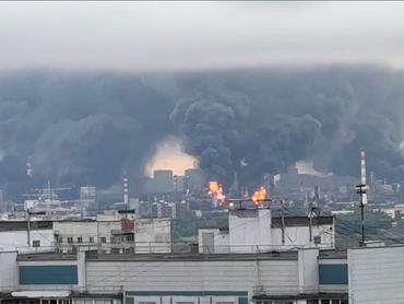 Thick plumes of smoke with flames rise from an oil refinery in Moscow, Russia, June 18, 2026 in this screengrab taken from a social media video. SOCIAL MEDIA/via REUTERS THIS IMAGE HAS BEEN SUPPLIED BY A THIRD PARTY.NO RESALES. NO ARCHIVES. VERIFICATION: -Utility towers, buildings and road layout matched archive and satellite images -Coordinates of the refinery: 55.65466777224526, 37.80603531308355 -Date verified by Reuters witness and statements by authorities -Moscow Mayor Sergei Sobyanin said on Telegram that drones hit the Moscow refinery on Thursday TPX IMAGES OF THE DAY