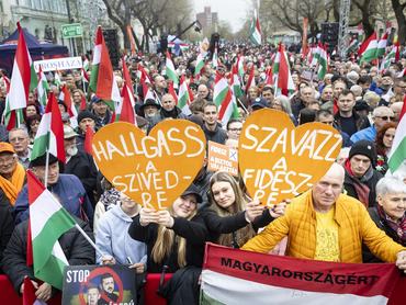 Békéscsaba, 2026. március 29.A Miniszterelnöki Kommunikációs Főosztály által közreadott képen résztvevők Orbán Viktor miniszterelnök, a Fidesz elnöke országjárásának békéscsabai állomásán, a Szent István téren 2026. március 29-én.MTI/Miniszterelnöki Kommunikációs Főosztály/Kaiser Ákos